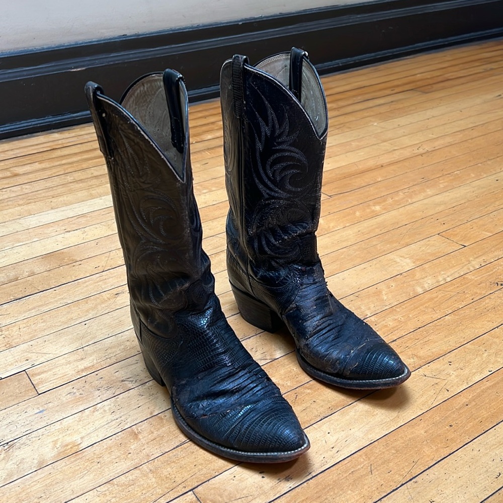 Beat up cowboy boots w remnants of lizards skin. Rock ‘n’ roll and comfortable.